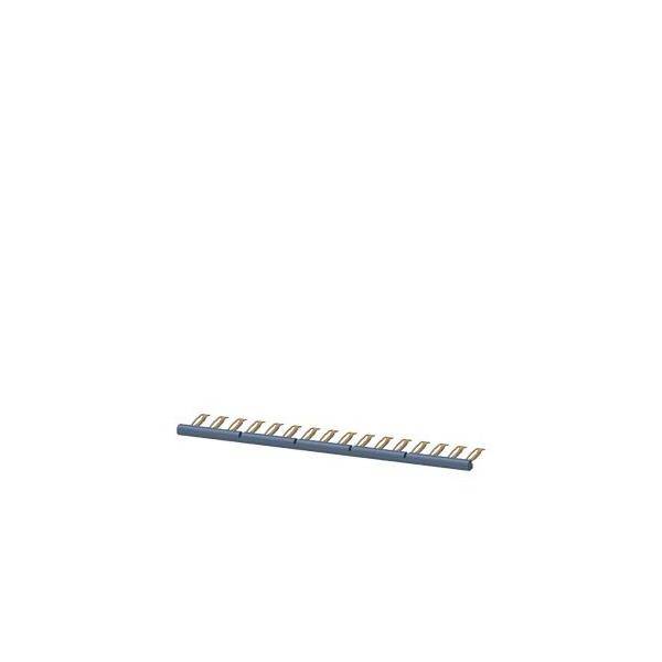 Eine Reihe kleiner silberner Schlüssel auf einer geraden, möglicherweise metallischen Stange vor einem weißen Hintergrund.