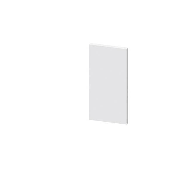 Eine leere weiße rechteckige Leinwand vor einem schlichten Hintergrund, die ein minimalistisches künstlerisches Konzept repräsentiert.