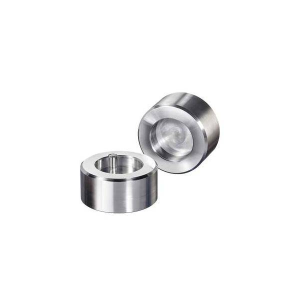 Zwei zylindrische Metallteile; eines aufrecht stehend, das ein hohles Zentrum zeigt, und das andere geneigt, wobei sein Inneres solid erscheint.