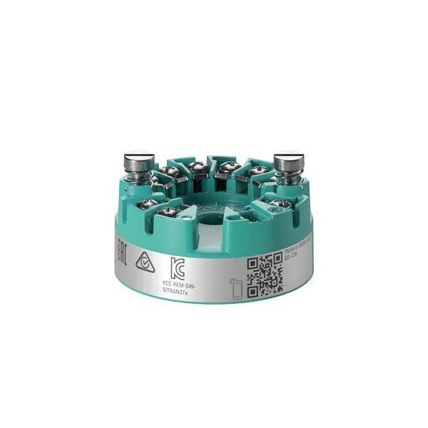 Ein türkisfarbenes und silbernes kreisförmiges elektronisches Gerät mit mehreren Anschlüssen, möglicherweise ein Sensor oder Sender, das QR-Codes und Sicherheitssymbole aufweist.