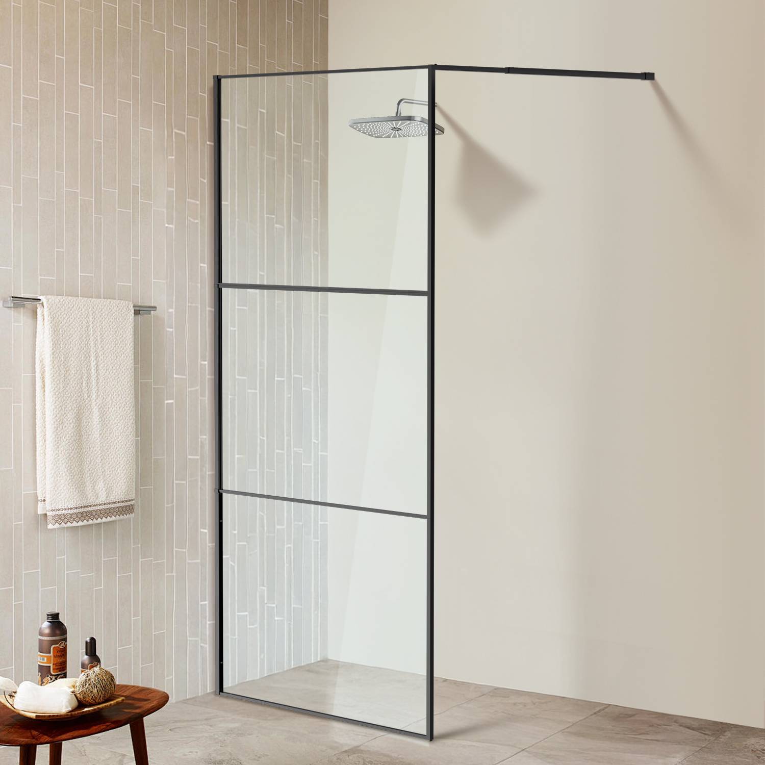Minimalistische moderne begehbare Dusche mit schwarzgerahmter Glastrennung, Fliesenwand und Duschkopf in einem sauberen, neutralen Badezimmer.
