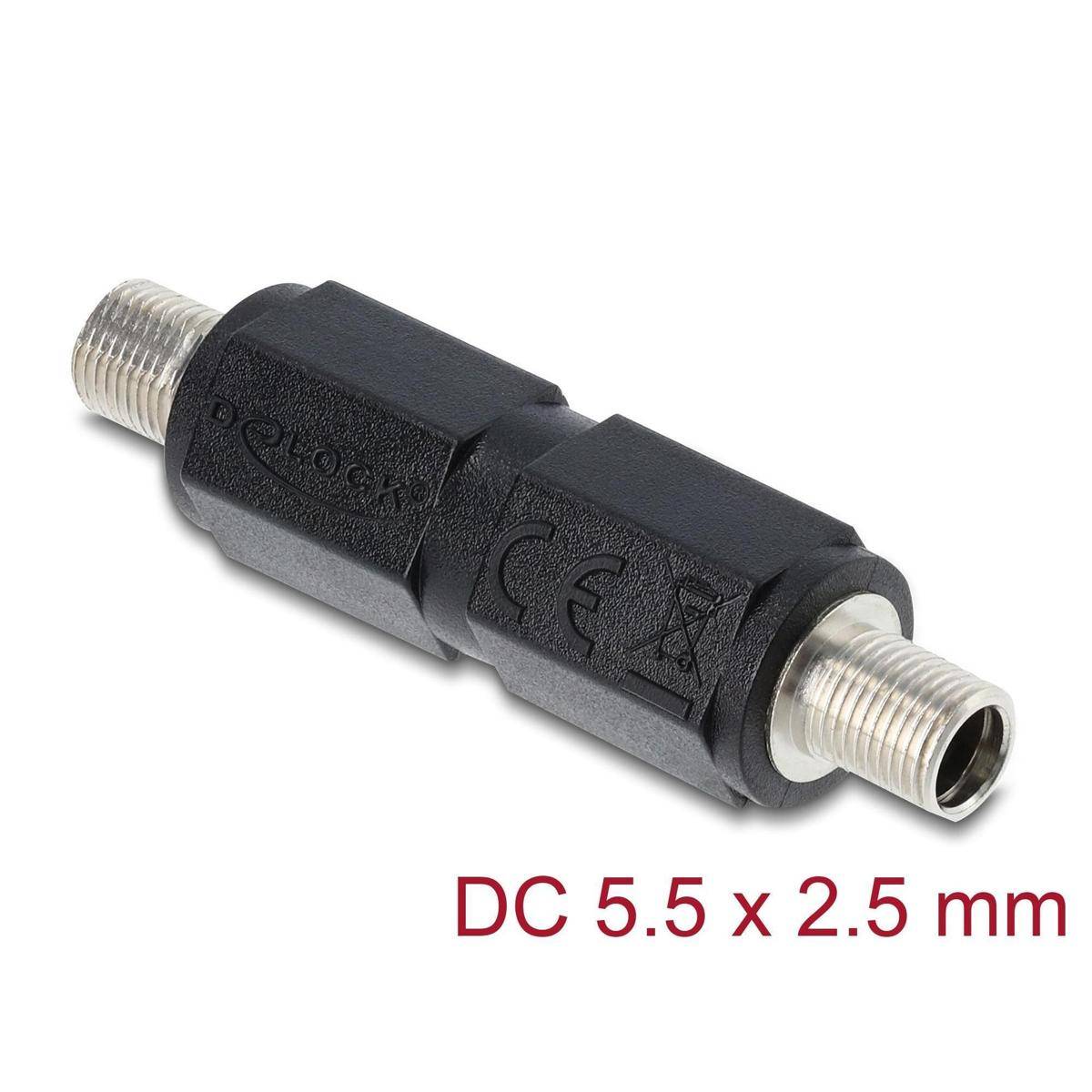 Ein schwarzer Netzadapter-Stecker mit DC 5,5 x 2,5 mm Anschlüssen an beiden Enden, vor einem einfarbigen weißen Hintergrund.