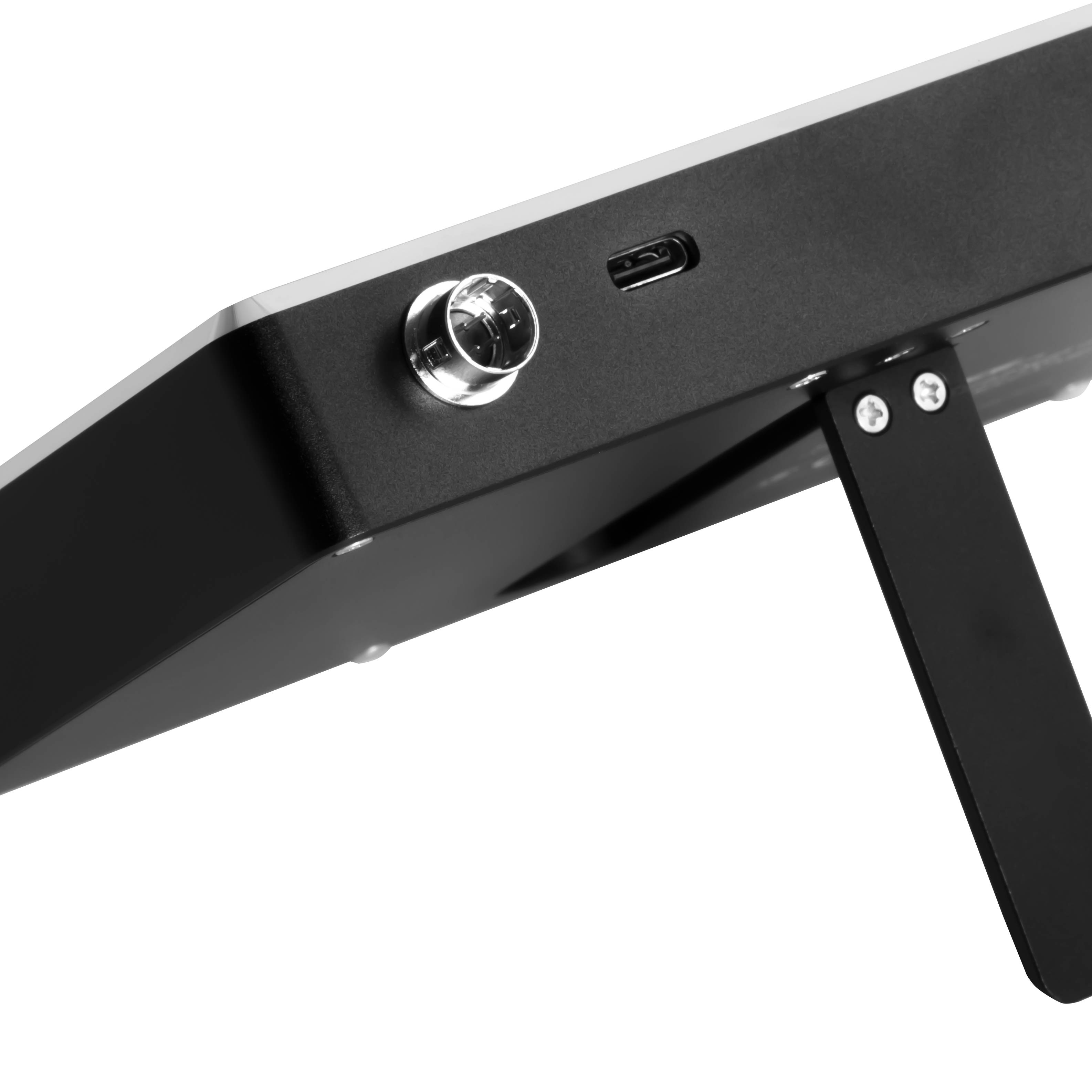 Eine Nahaufnahme der Rückseite eines digitalen Geräts mit einem USB-C-Anschluss und einem Ständer, der für Stabilität und Konnektivitätszwecke entwickelt wurde.