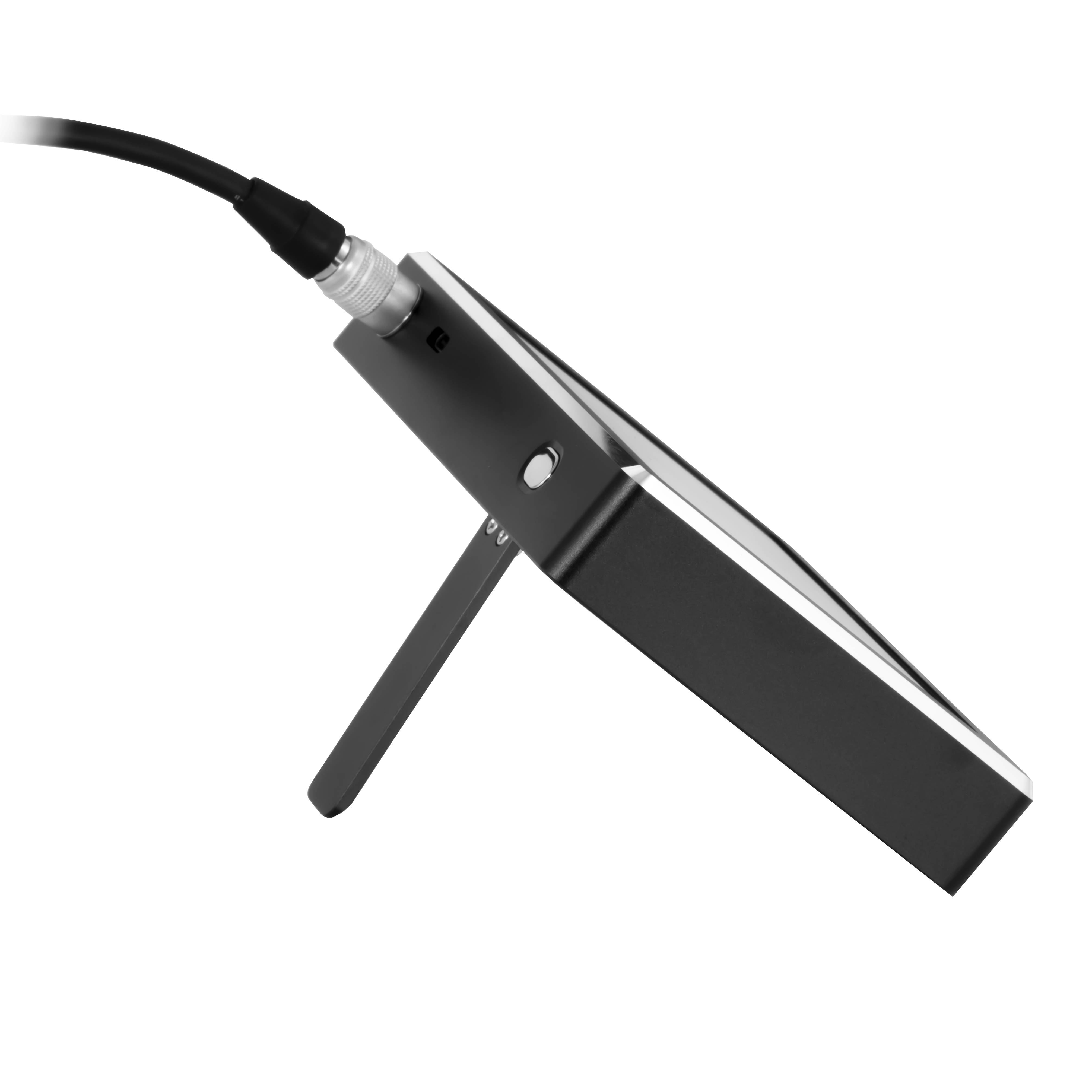 Das Bild zeigt ein schlankes, rechteckiges LED-Panellicht im Seitenprofil, das über ein Kabel verbunden ist und auf einem verstellbaren Ständer steht, der eine gewinkelte Positionierung ermöglicht.