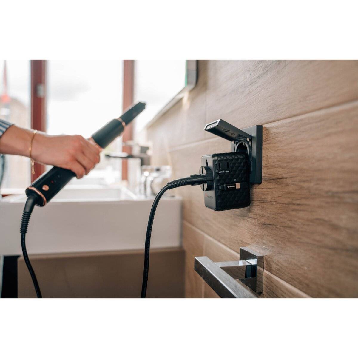 Verbatim GaN III Reiseadapter 100W mit einziehbarem USB-C Kabel 7-in-1 Schwarz