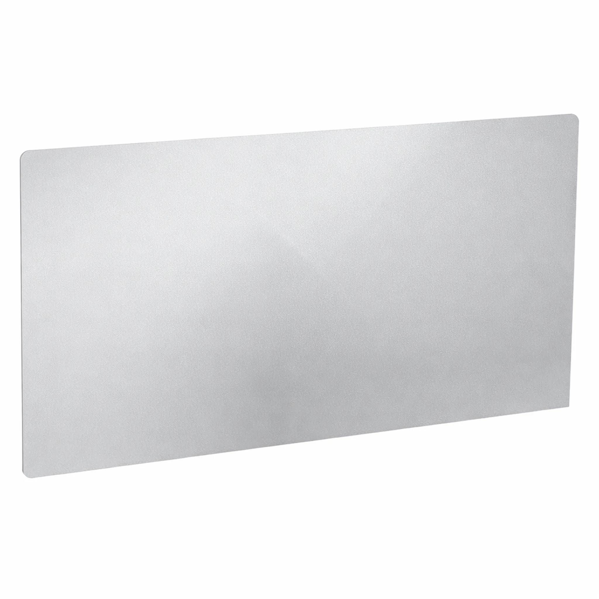 Leeres silbernes Metallpanel mit abgerundeten Ecken, auf weißem Hintergrund angezeigt.
