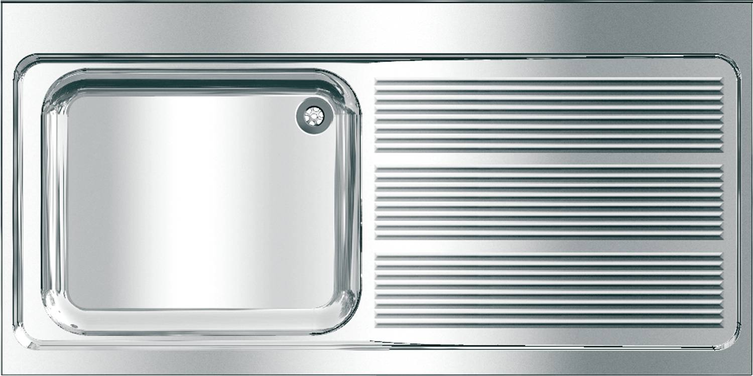 Ein Spülbecken aus Edelstahl mit integriertem Abtropfbereich verfügt über eine einzelne Wanne und einen linear gerillten Abtropfbereich auf der rechten Seite.