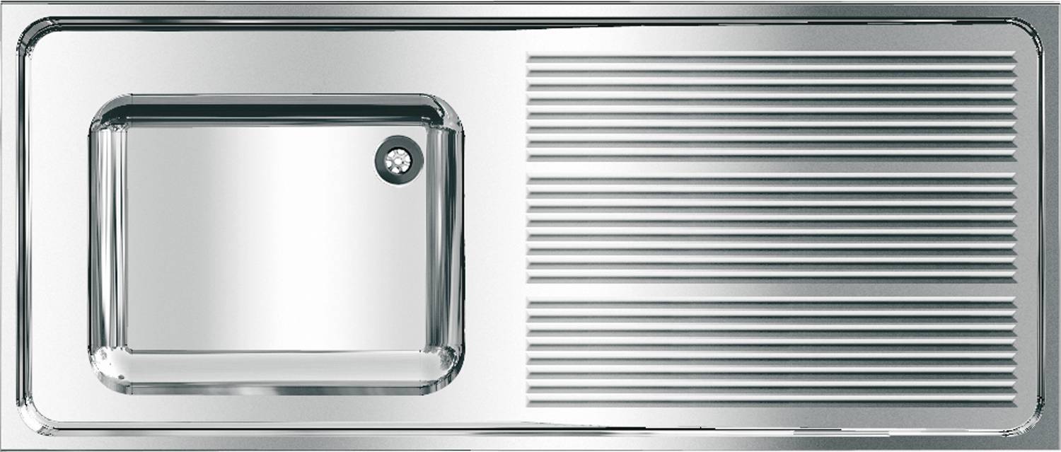 Ein Chrom-Küchenbecken mit einem Siebkorb neben einem gerippten Ablaufbereich.