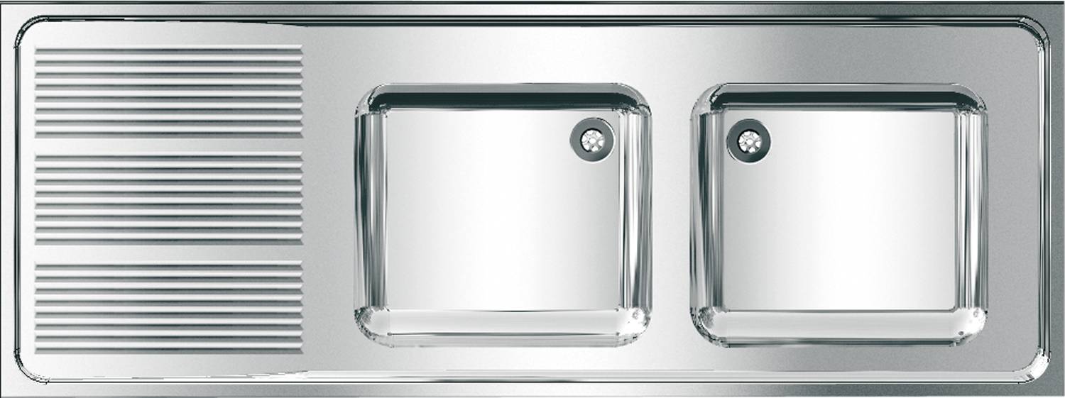 Ein Chrom-Doppelküchenbecken mit quadratischen Wannen, die jeweils einen runden Ablauf haben, vor einer glatten metallischen Arbeitsplatte.