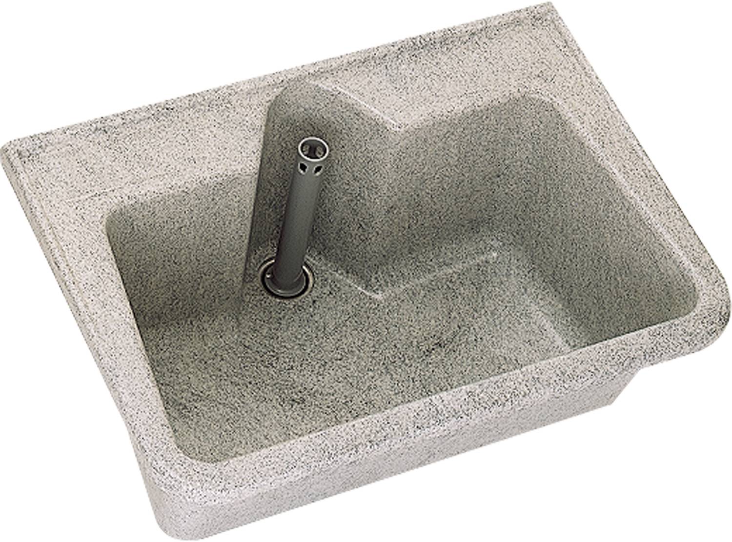 Ein zweistufiges, rechteckiges Granitspülbecken mit einem zentralen grauen Wasserhahn, vor einem schwarzen Hintergrund, der seine strukturierte Oberfläche hervorhebt.