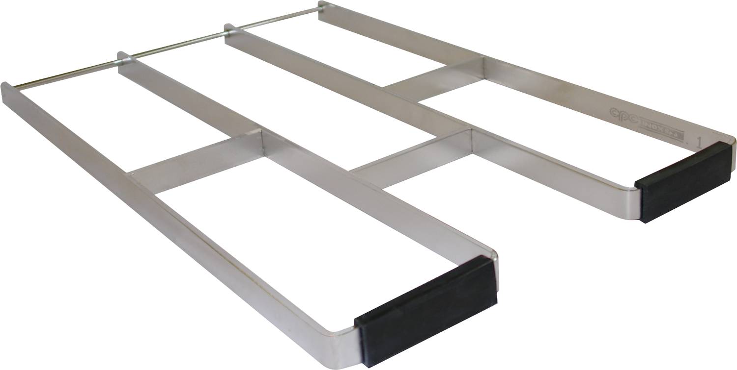 Ein Metallgepäckständer mit vier horizontalen Stangen, konzipiert zum Abstellen von Koffern oder Taschen, vor einem schwarzen Hintergrund.