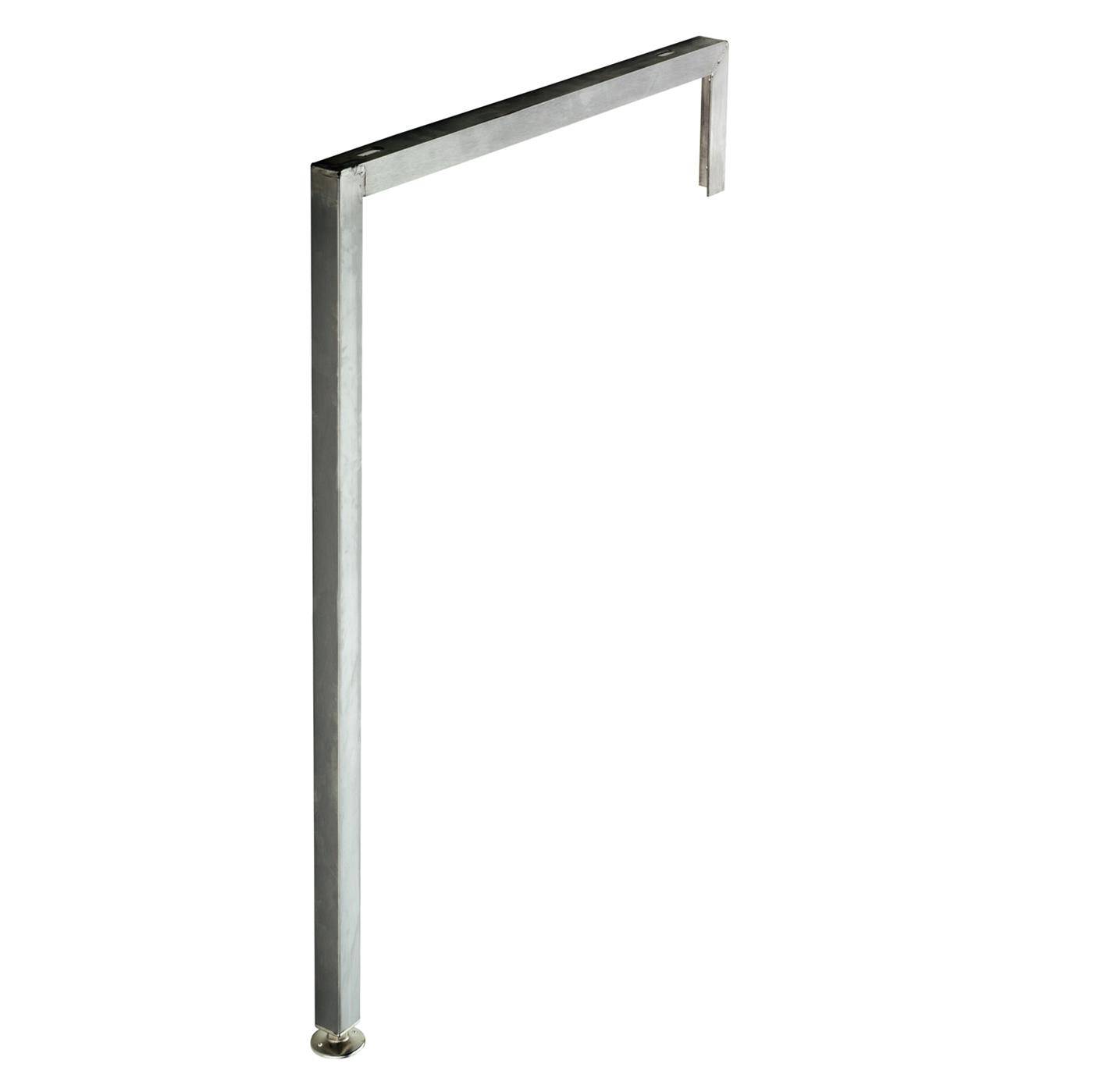 Metallwinklelprofil mit langem vertikalem Schenkel und kurzem horizontalem Arm, isoliert auf weißem Hintergrund.