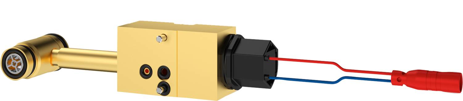 Eine gelbe Pappschachtel mit einem schwarzen Kabelstucker, der teilweise an einer Seite eingesteckt ist. Der Hintergrund ist schwarz und hebt die Schachtel und den Stecker hervor.