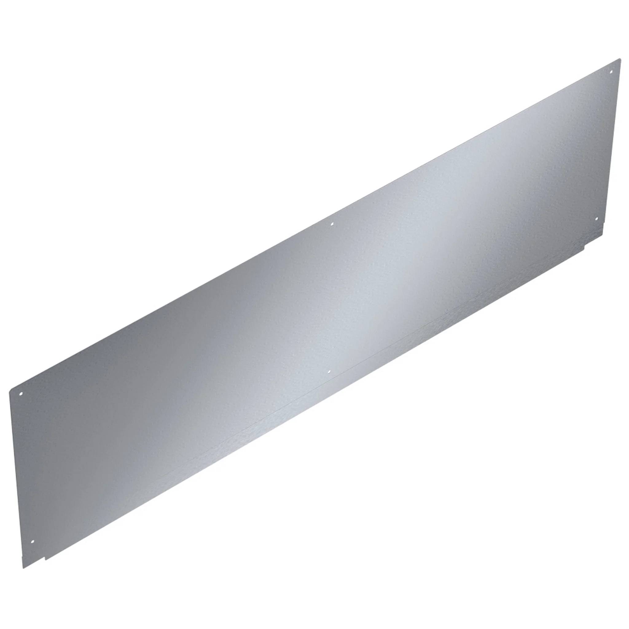 Langes graues Metallpaneel mit vorgebohrten Löchern, dargestellt auf weißem Hintergrund.