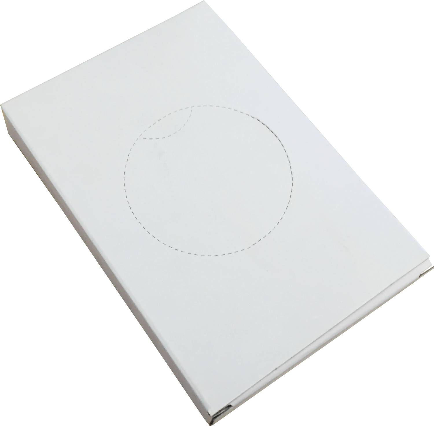 Ein geschlossenes weißes Buch mit einer blassen Umrisslinie eines Kreises auf dem Einband, vor einem schwarzen Hintergrund.