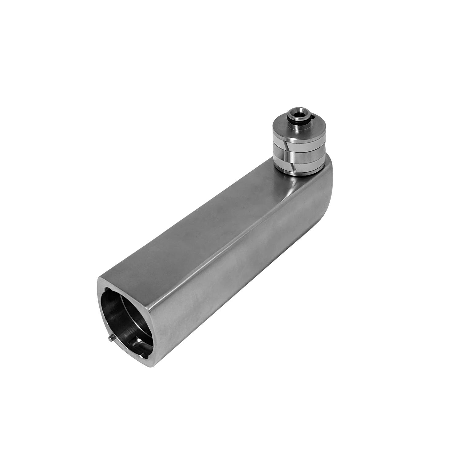 Ein metallisches, rechteckiges Objekt aus gebürstetem Stahl mit einem sechseckigen Enddeckel auf einem schwarzen Hintergrund.