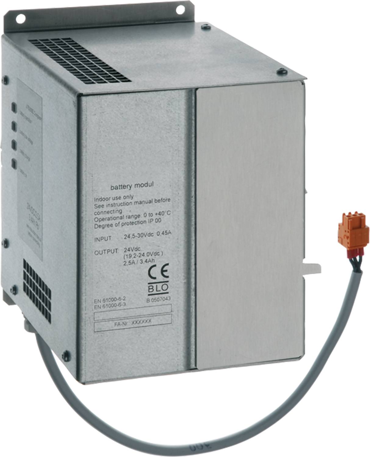 Rechteckiges Metallbatteriemodoul mit Text über Betriebsbereich und Ein-/Ausgabedetails, verbunden mit einem Kabel mit einem orangen Anschluss.