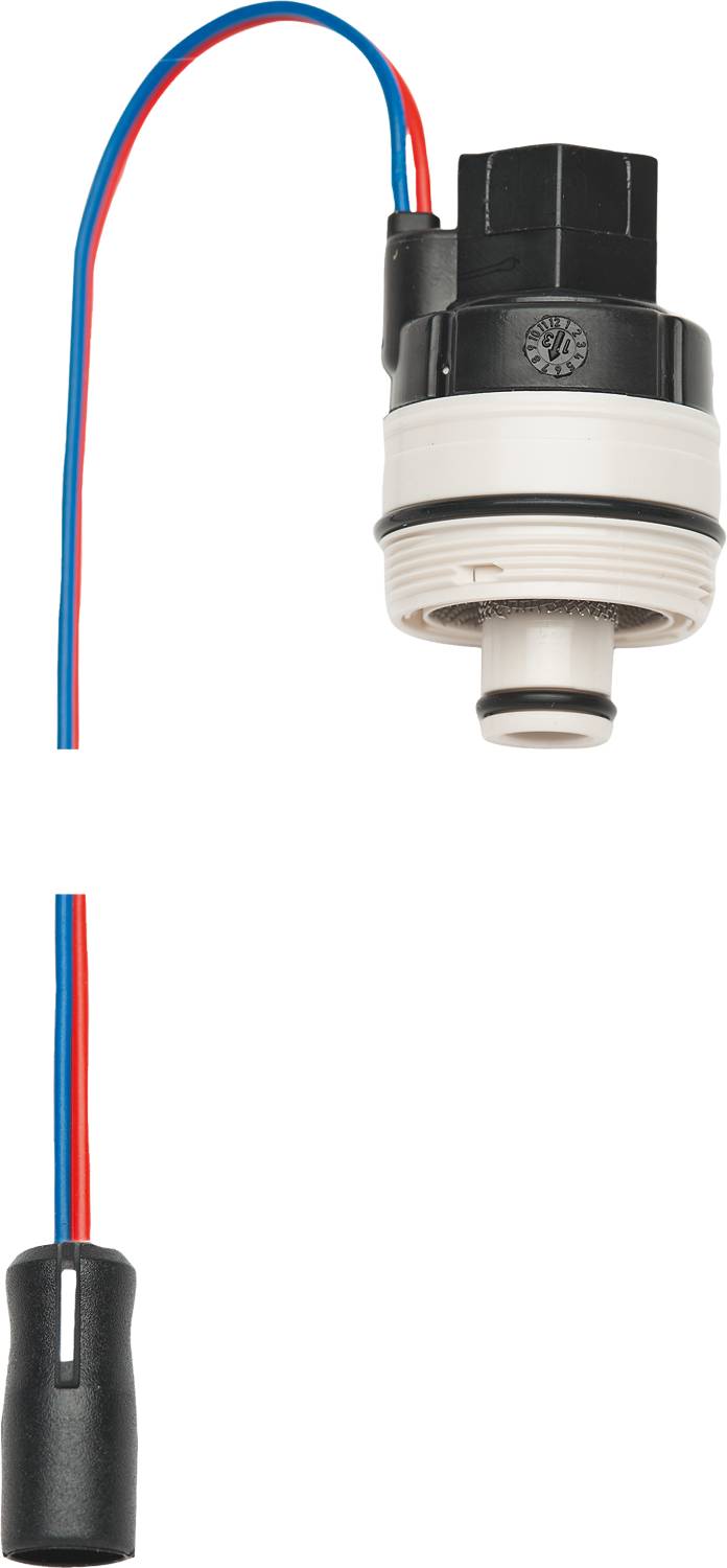 Ein Wasserhahn-Luftsprudler über zwei isolierten Leitungen, eine rot und eine blau, zeigt einen Kontrast zwischen Sanitär- und elektrischen Komponenten.