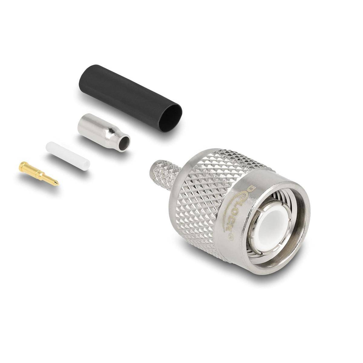 Ein silberner RF-Koaxialstecker, in seine Komponenten zerlegt, einschließlich Metallstecker, Isolator, Hülse und Kontakt, auf weißem Hintergrund.