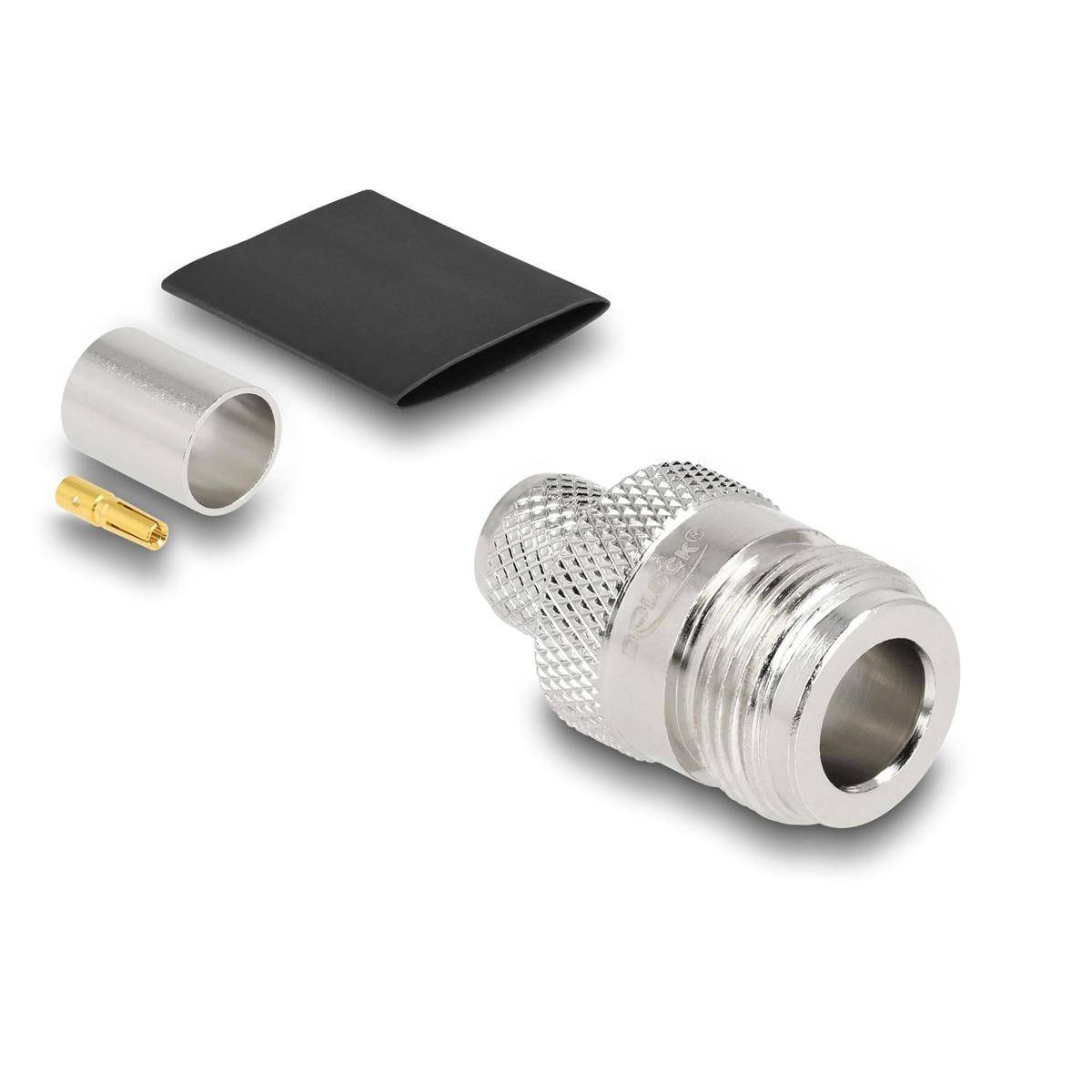 Ein metallischer N-Typ-Koaxialstecker mit Komponenten, einschließlich Hülse, Stift und Schrumpfschlauch, der für HF-Anwendungen verwendet wird.