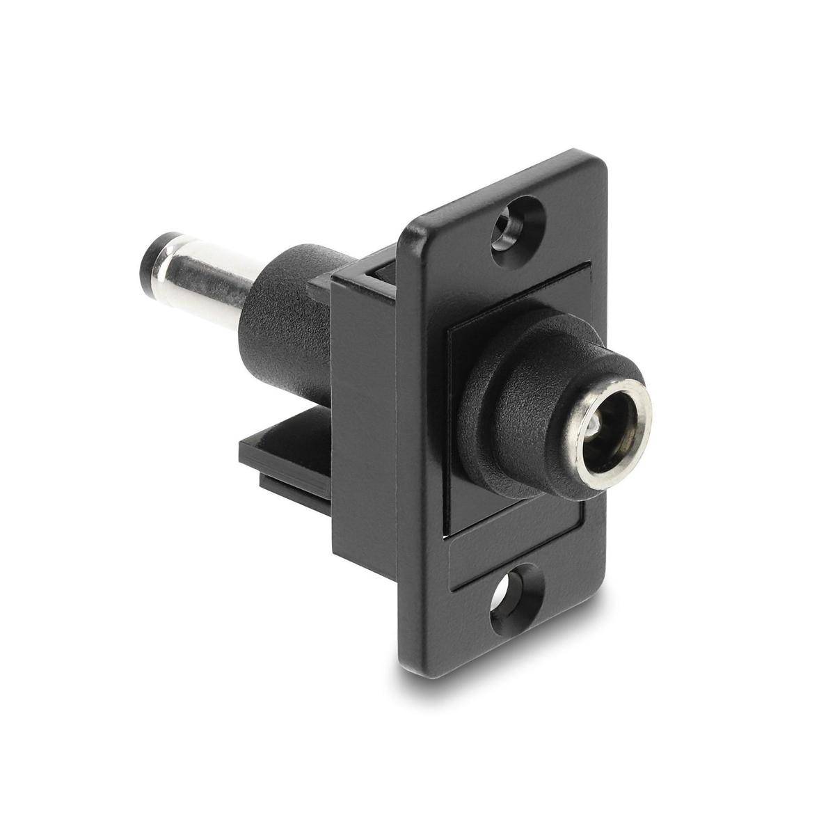 Ein schwarzer DC-Stromstecker mit Montageplatte, der einen männlichen Stecker auf der einen Seite und eine Buchse auf der anderen Seite zeigt, geeignet für elektronische Geräte.