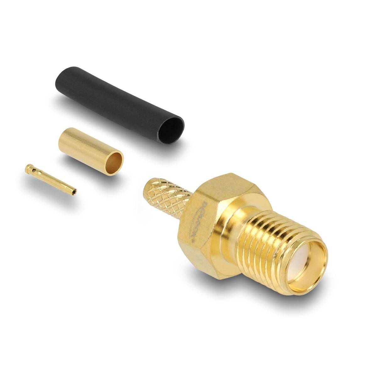 Ein goldener RF-Koaxialstecker und seine Komponenten, einschließlich eines Kabels und schwarzem Schrumpfschlauch, werden auf einem weißen Hintergrund präsentiert.
