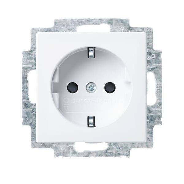 Weiße europäische Steckdose mit zwei runden Löchern und einem Schutzleiteranschluss, eingebaut in einen rechteckigen metallischen Montagebügel.