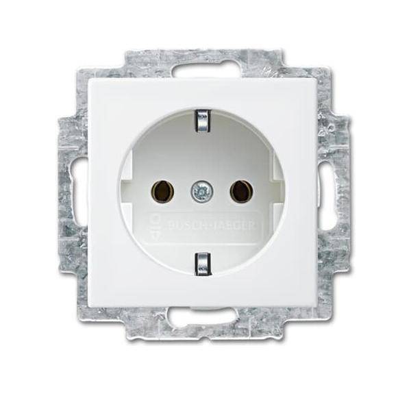 Eine weiße elektrische Wandsteckdose mit zwei runden Löchern, ausgestattet mit einem flachen Montagerahmen mit Metallkanten, entwickelt für europäische Stecker.