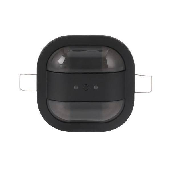 Ein schwarzes, abgerundetes quadratisches elektronisches Gerät mit einem halbdurchsichtigen Deckel, zwei Metallstiften an den Seiten und sichtbaren Innenkomponenten.