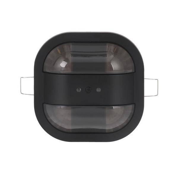 Ein schwarzer Bewegungssensor mit geschwungener Designform und zwei Sensoröffnungen ist an einer Wandhalterung montiert.