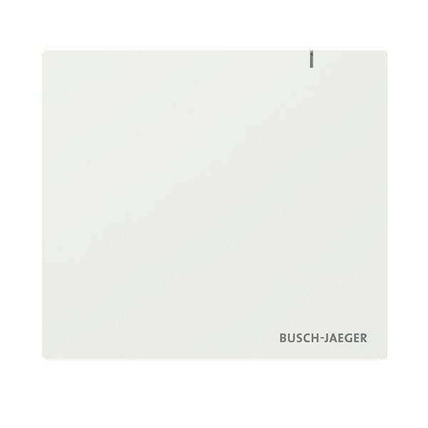 Ein weißer quadratischer Lichtschalter von Busch-Jaeger, mit einem minimalistischen Design und dem Markennamen in der unteren rechten Ecke.