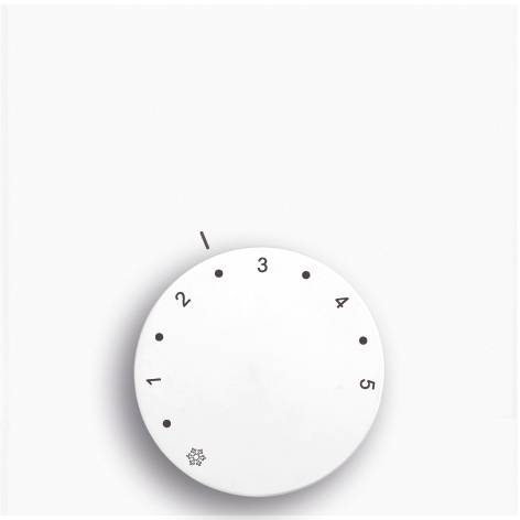 Weißes Zifferblatt-Thermostat mit Zahlen von 1 bis 5 am Rand, die Temperatureinstellungen anzeigen. Auf einem leeren weißen Hintergrund positioniert.