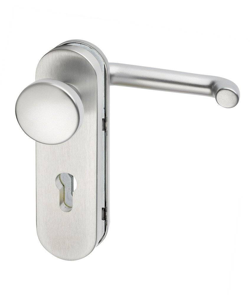 Ein silberner Türgriff mit Schlüsselloch und rundem Knauf auf sauberem weißem Hintergrund, der ein minimalistisches Design für Innentüren präsentiert.