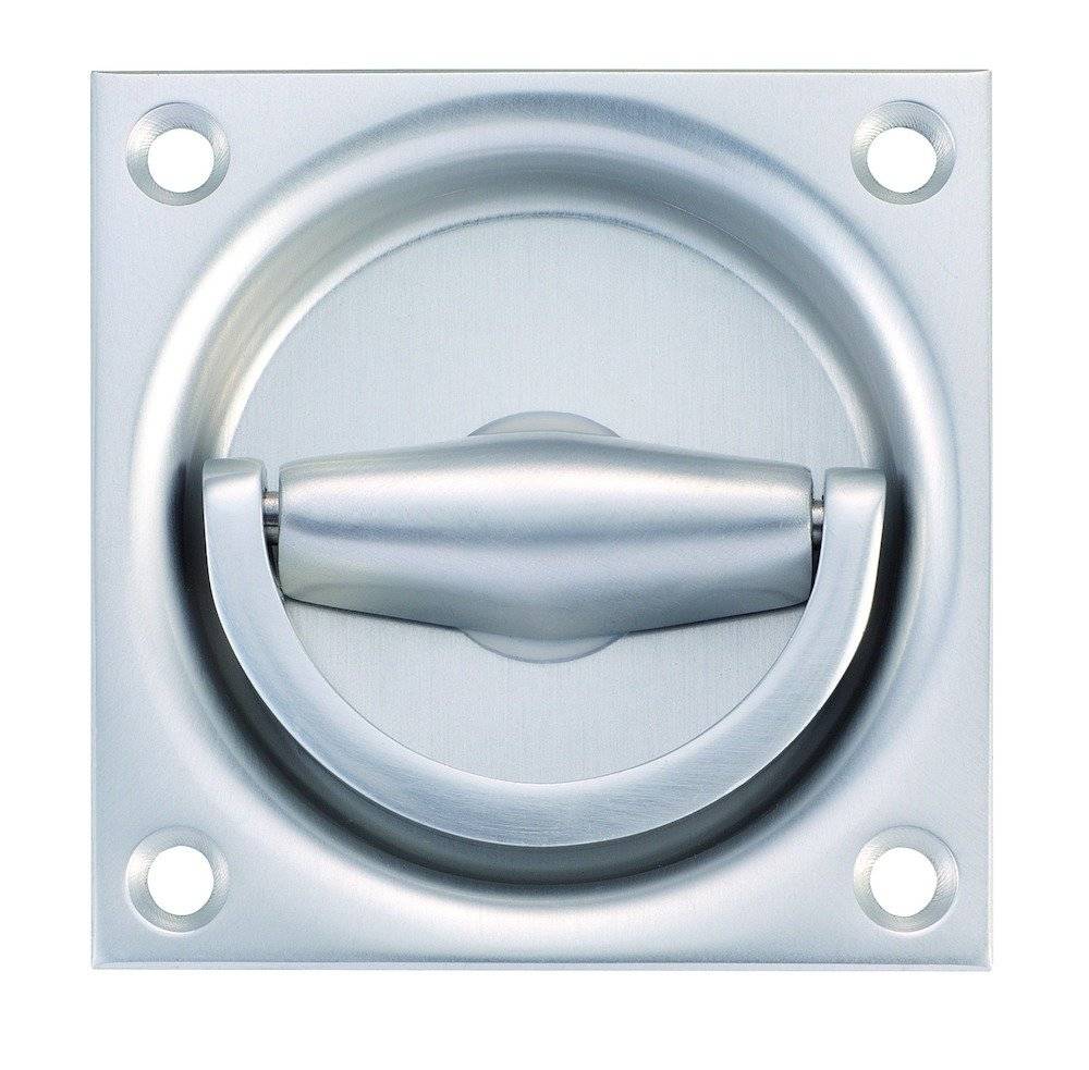 Ein quadratischer, metallischer bündiger Griffmuschel mit kreisförmigem Griff, entwickelt für die Oberflächenmontage auf Türen oder Schubladen, mit vier Schraubenlöchern.