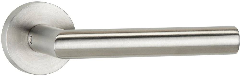 Eine Nahaufnahme einer Edelstahlstange, die ihre glatte, glänzende Oberfläche und ihre zylindrische Form zeigt.