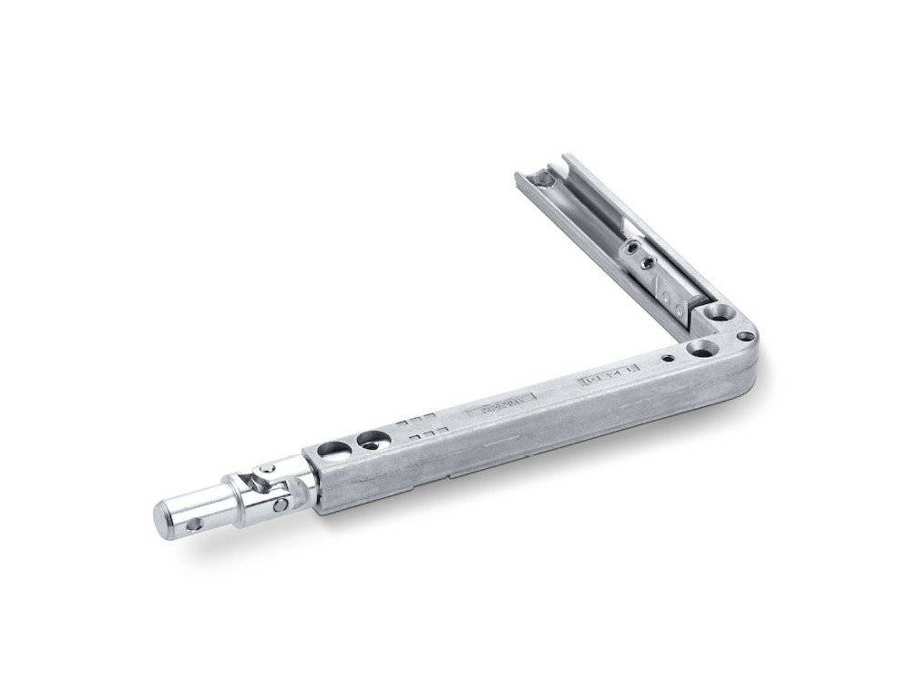 Metallisches Scharniergelenk mit L-förmigem Design, mit Verstellkerben und Schraubenlöchern, verwendet für mechanische oder Möbelmontage.