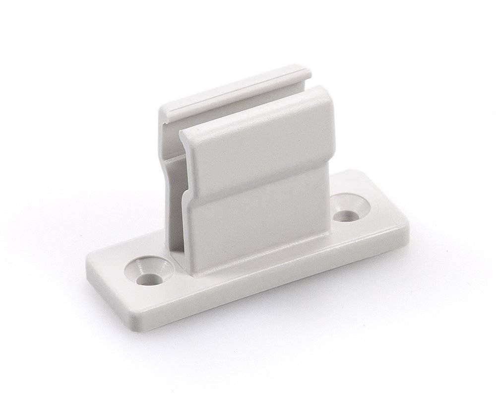 Eine weiße Kunststoffklammer mit zwei Schraubenlöchern zur Montage, die zum Halten oder Befestigen eines Objekts auf einer ebenen Fläche konzipiert ist.