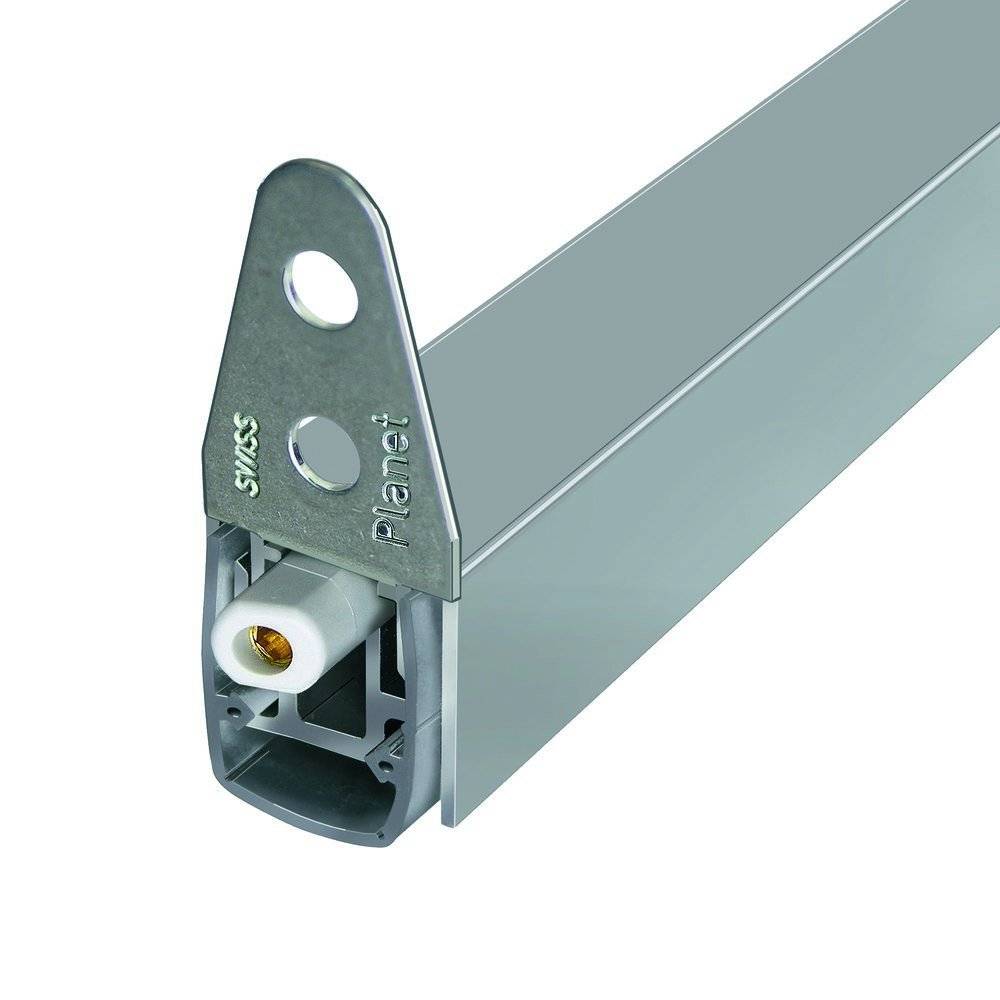 Eine Nahaufnahme einer metallischen Montageklammer mit zwei kreisförmigen Löchern und einer Buchse für die elektrische Verbindung, beschriftet mit „Simss