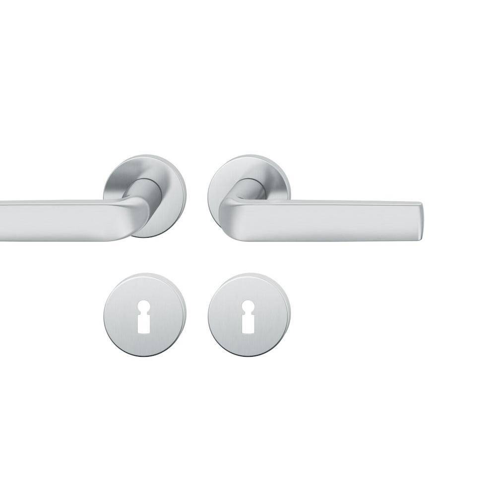 Zwei silberne Türgriffe und Schlüssellöcher, minimalistisches Design.