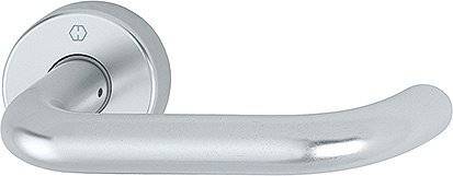 Eine Nahaufnahme eines metallischen Türgriffs und eines runden Schlosses an einer hellfarbigen Tür. Es ist ein einfaches, modernes Design, das Funktionalität andeutet.