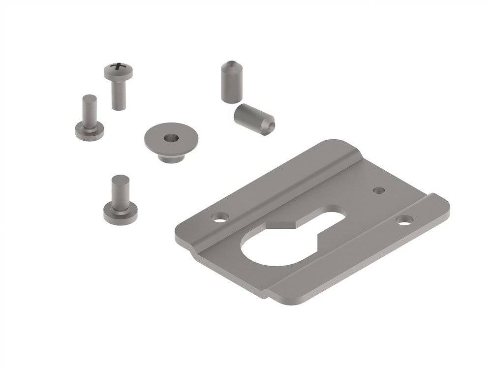 Platte mit verschiedenen Hardwareteilen einschließlich Schrauben und zylindrischen Komponenten, die in der Nähe angeordnet sind.