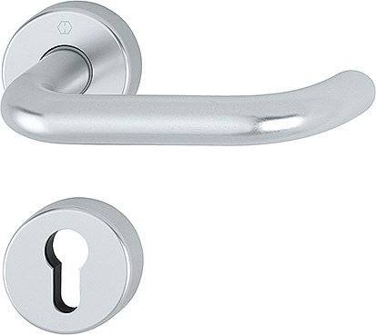 Ein silberner Türgriff und ein separates Schlüsselloch auf weißem Hintergrund.