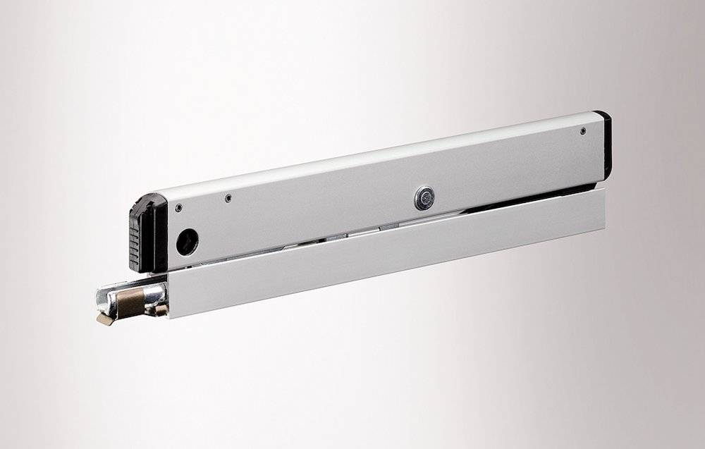 Nahaufnahme eines metallischen Scharniermekanismus, der sein schlankes Design und seine glatte Oberfläche zur Schau stellt.