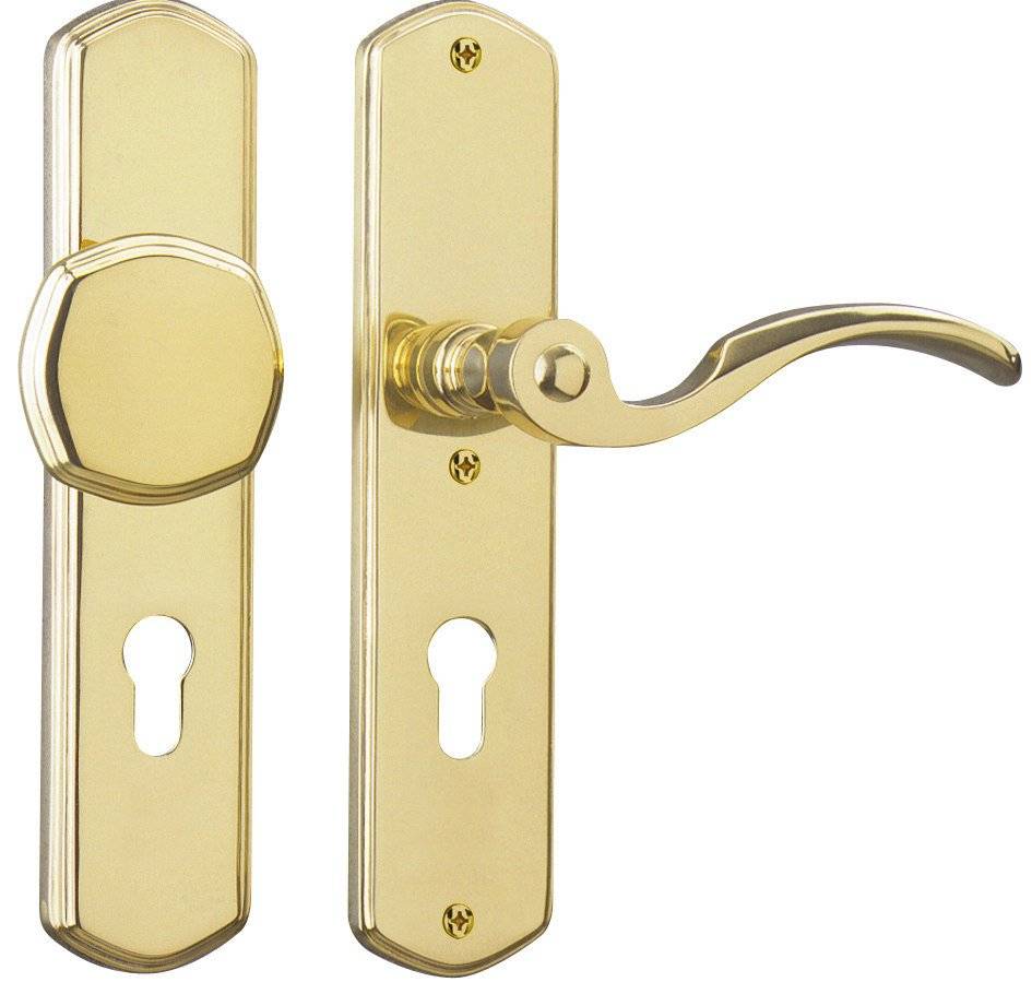 Ein poliertes Messinggriffset an der Tür mit einem Hebel auf der einen Seite und einem runden Knauf auf der anderen Seite, mit Schlüssellochrosetten.