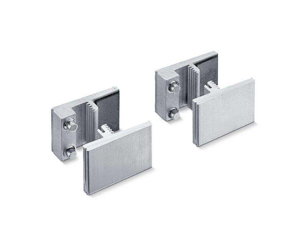 Zwei silberfarbene Metallverbinder mit rechteckiger Form, jeweils mit zwei Bolzen zur Befestigung, vor einem einfachen Hintergrund dargestellt.