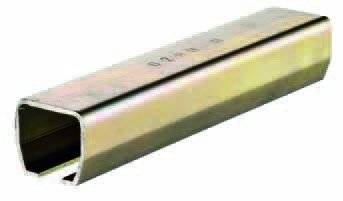 Ein Metalllineal mit eingravierter Messskala auf seiner Oberfläche, die eine Nahaufnahme der graduierten Skala in Zentimetern und Millimetern zeigt.