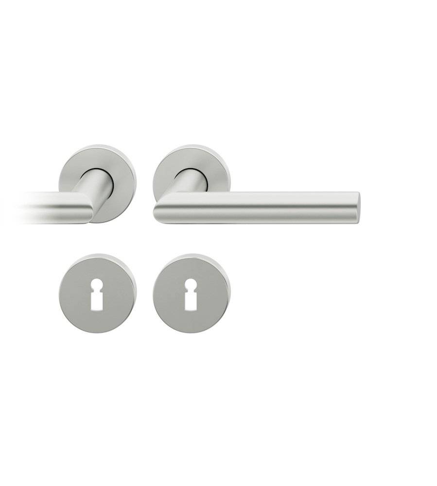 Ein Paar moderner Silbertürgriffe und passende Schlüssellochblenden, auf weißem Hintergrund präsentiert, das zeitgenössisches Design zur Schau stellt.