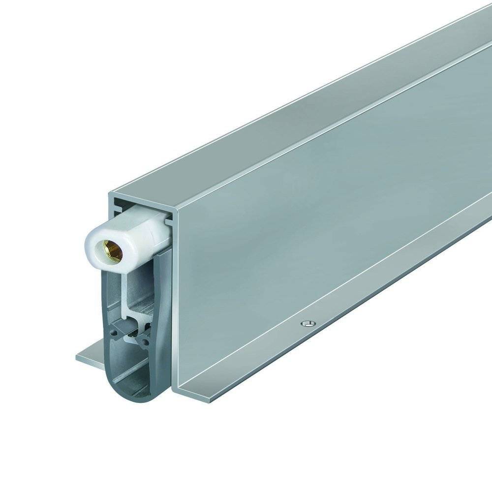 Verborgene Türunterdichtung, Metallicoberfläche, zeigt einen Seitenquerschnitt mit internen Komponenten, entwickelt um Zugluft und Lärm zu verhindern.