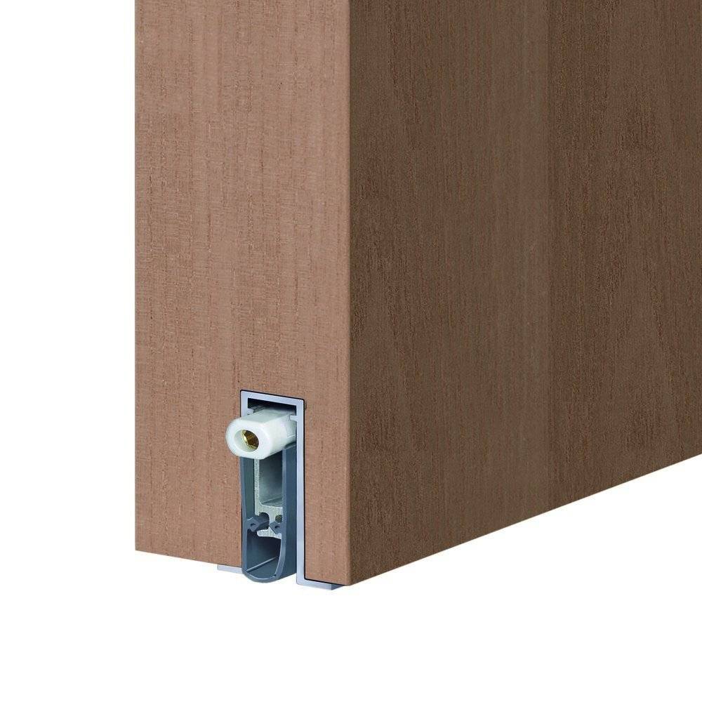 Eine Holztür mit einem automatischen Absenk-Dichtungsmechanismus an der unteren Kante, teilweise ausgefahren dargestellt.