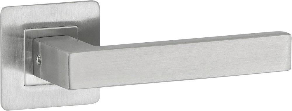 Ein schlanker, moderner silberner Türgriff, der auf einer rechteckigen Metallplatte montiert ist, vor einem einfarbig weißen Hintergrund.